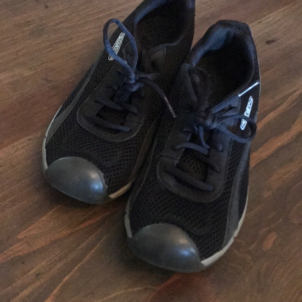 👀👀👀 KEEN sneakers size 8 - black!! 🥰